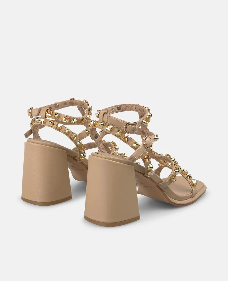 SANDALIA CON TACHAS EN LAS TIRAS