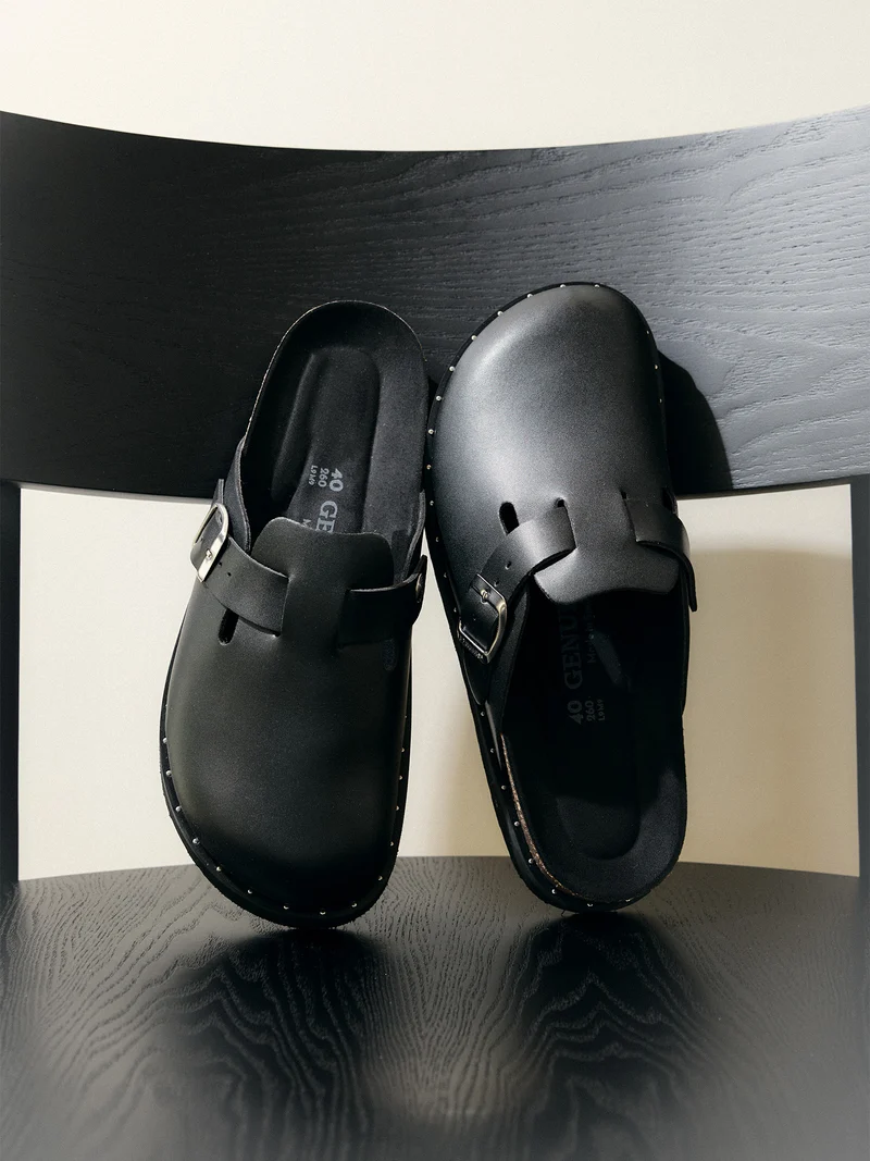 RIVA VEGAN STUDS BLACK