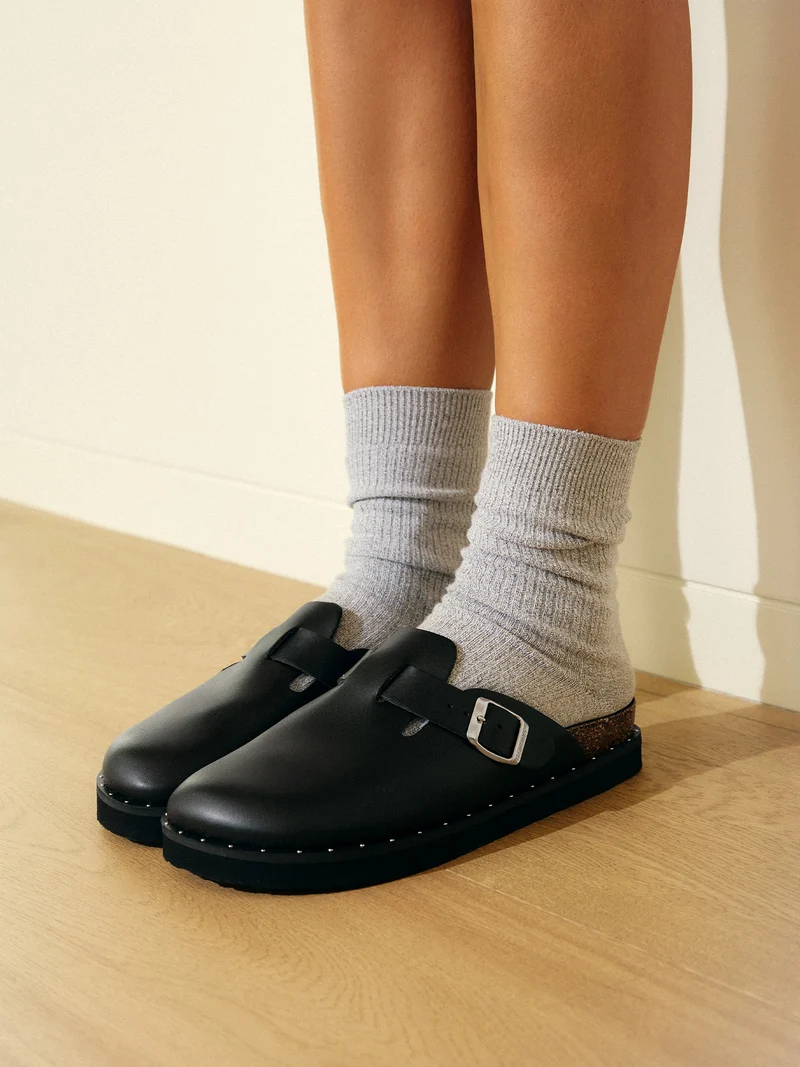 RIVA VEGAN STUDS BLACK