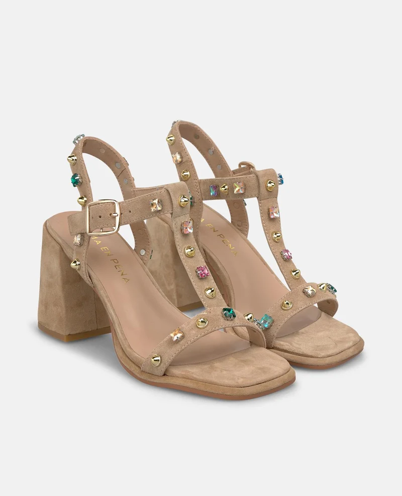 SANDALIA CON TACHAS METALIZADAS