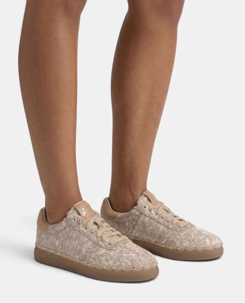 DEPORTIVA PELO CON TACHAS METÁLICAS