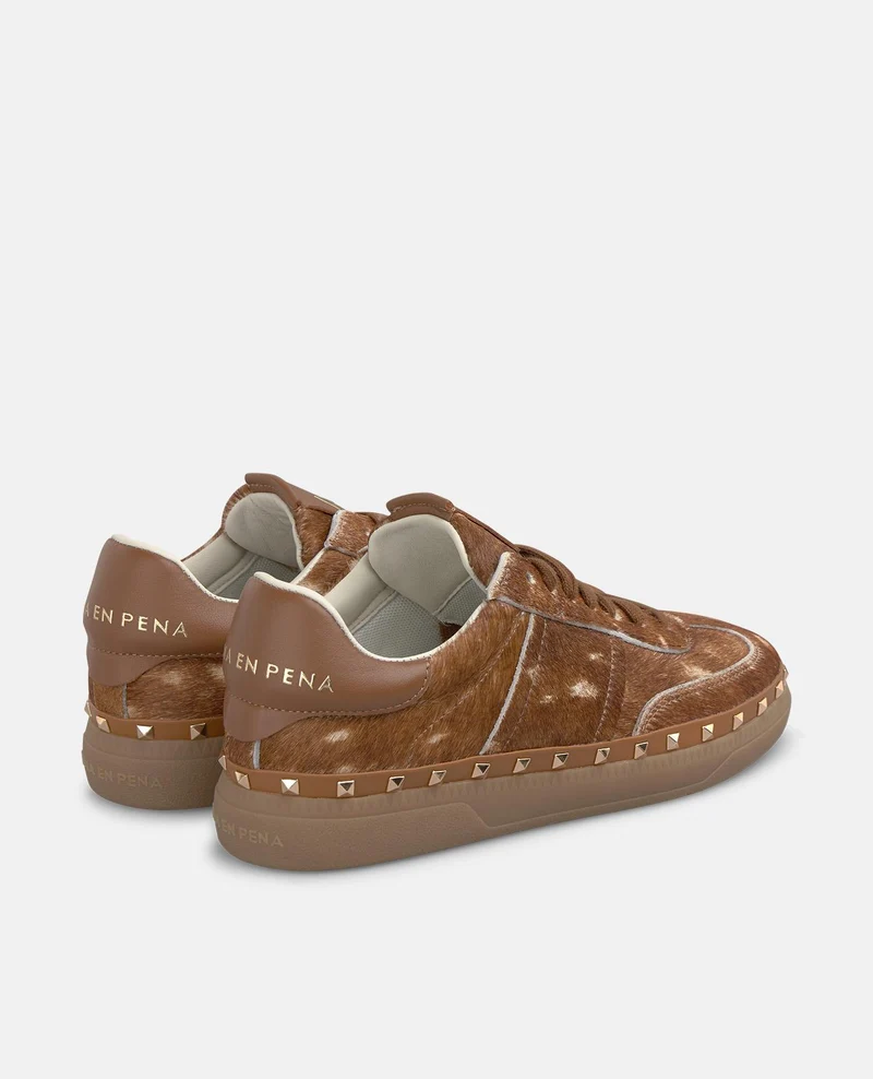 DEPORTIVA PELO CON TACHAS METÁLICAS