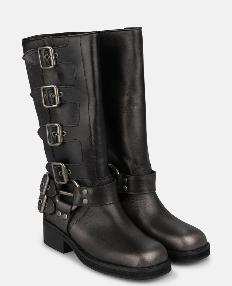 BOTA DE PIEL CON HEBILLAS