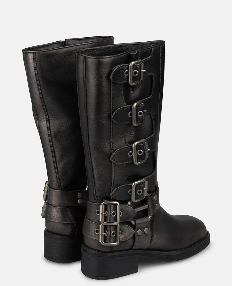 BOTA DE PIEL CON HEBILLAS