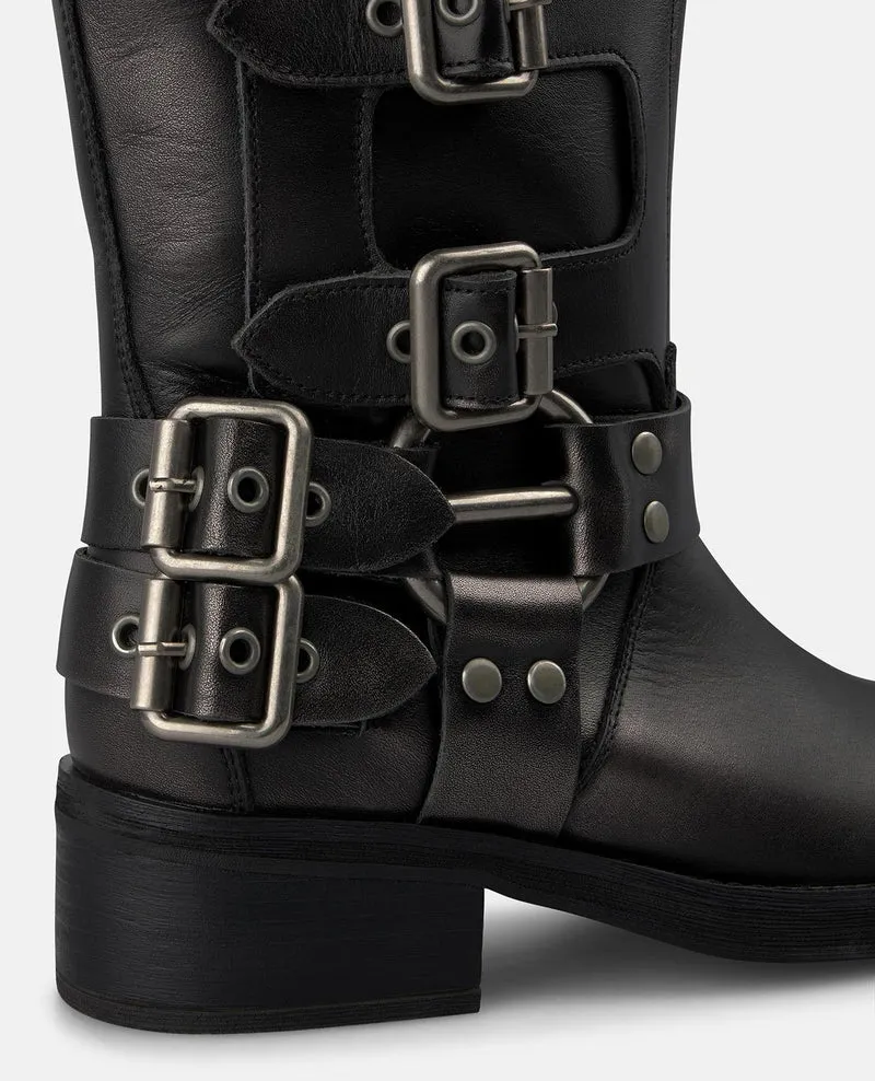 BOTA DE PIEL CON HEBILLAS