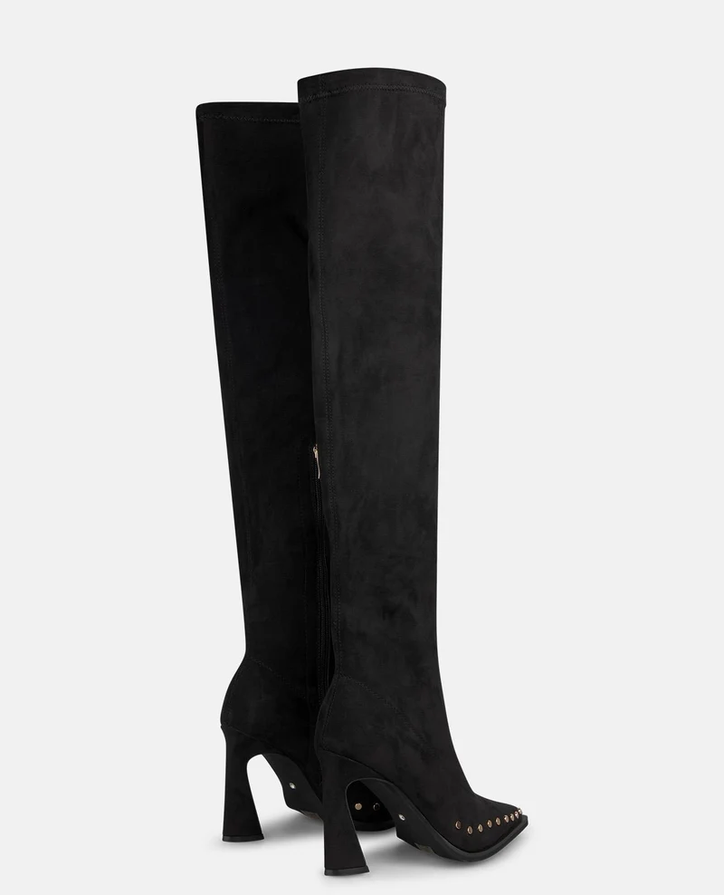 BOTA DE TACÓN CON TACHAS METÁLICAS
