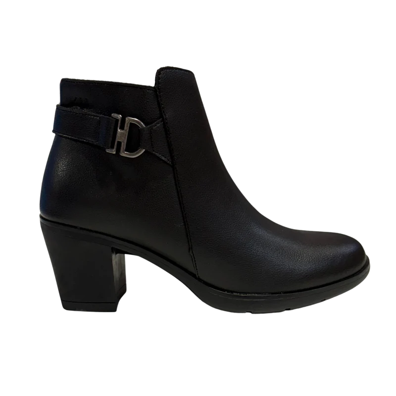 MUJER BOTIN PIEL ATARDECER