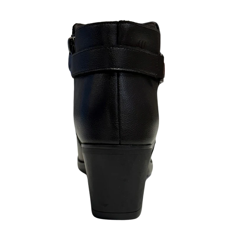 MUJER BOTIN PIEL ATARDECER