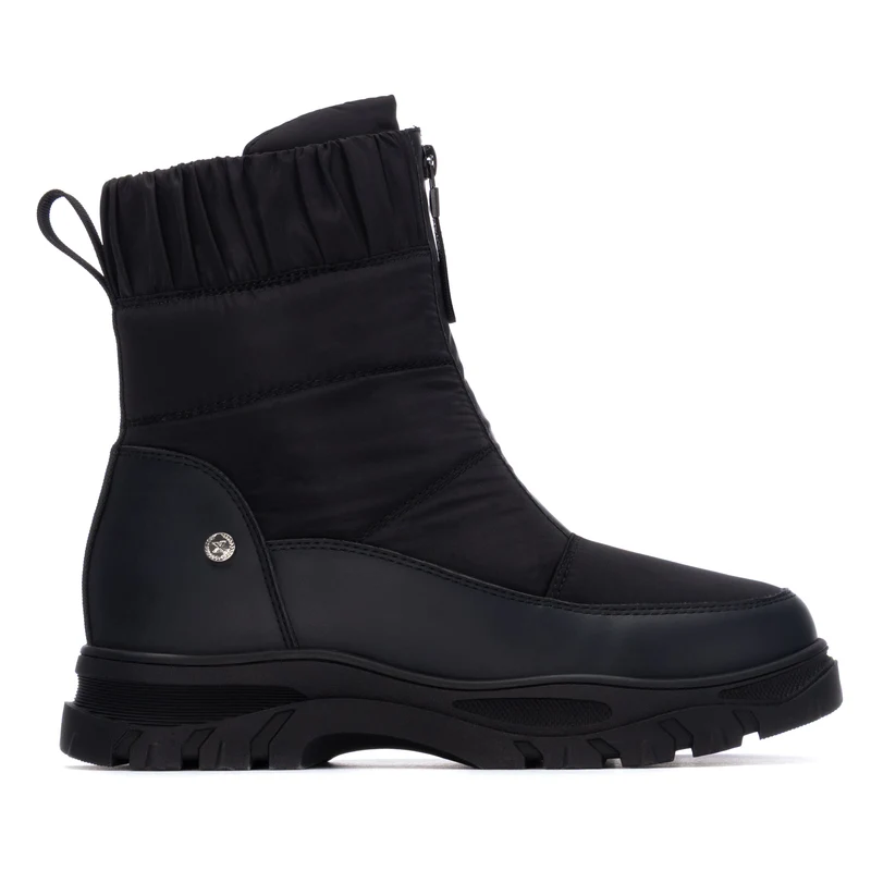 MUJER BOTIN PLANO NIEVE