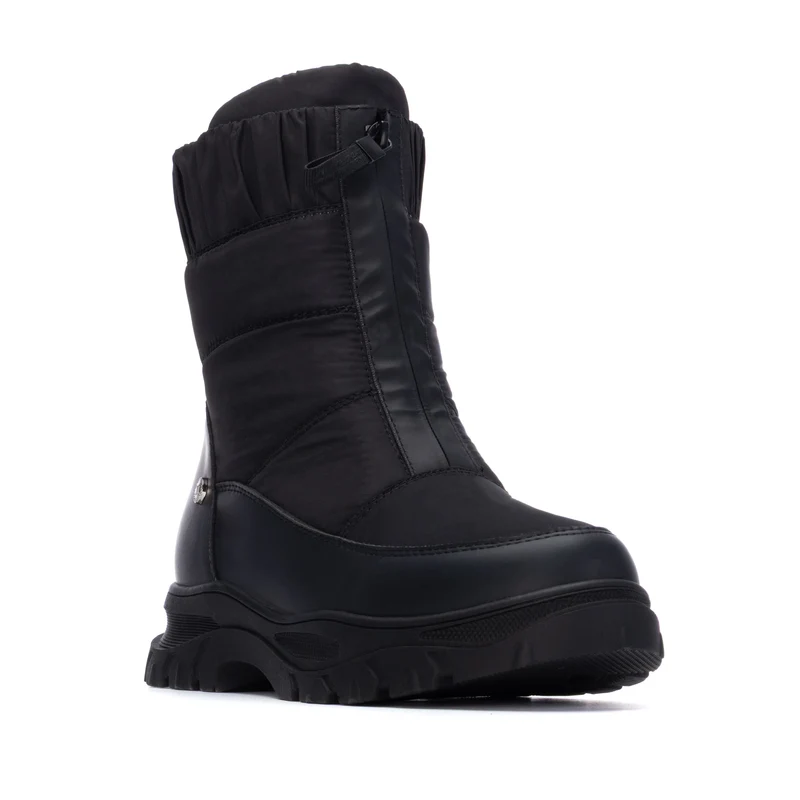 MUJER BOTIN PLANO NIEVE