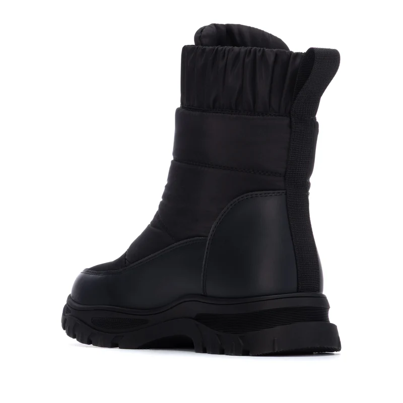 MUJER BOTIN PLANO NIEVE