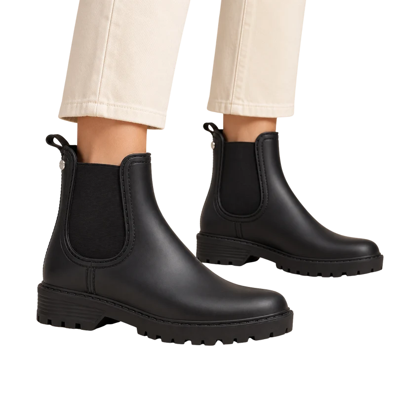 MUJER BOTIN AGUA MEDIO NOCHE