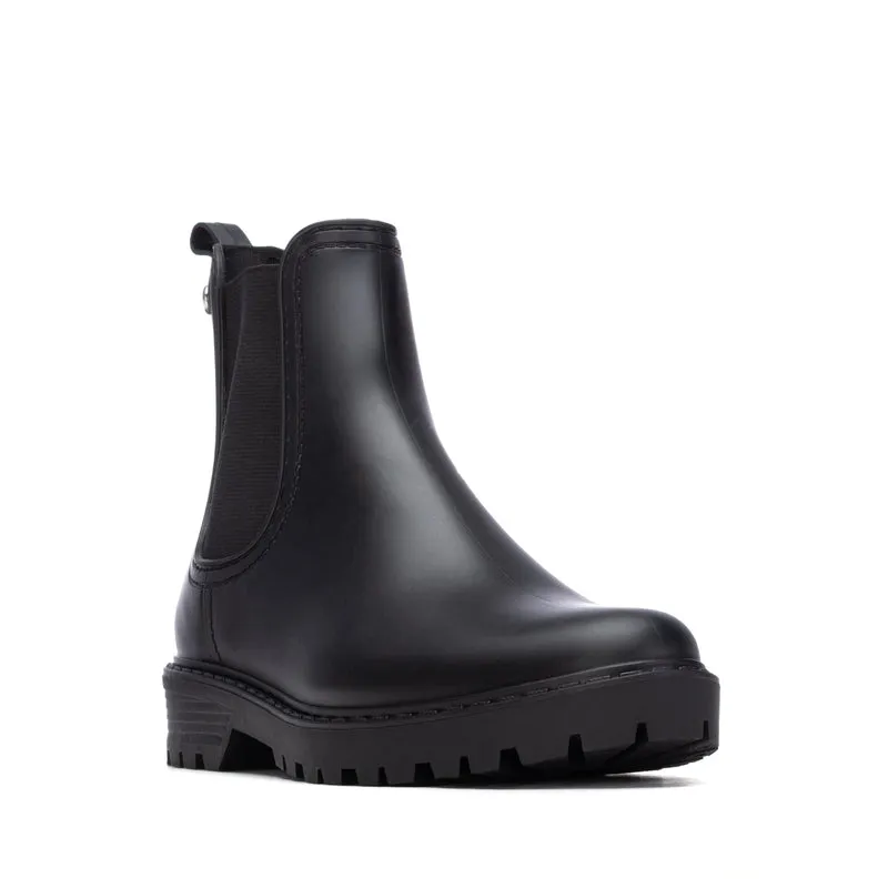 MUJER BOTIN AGUA MEDIO NOCHE