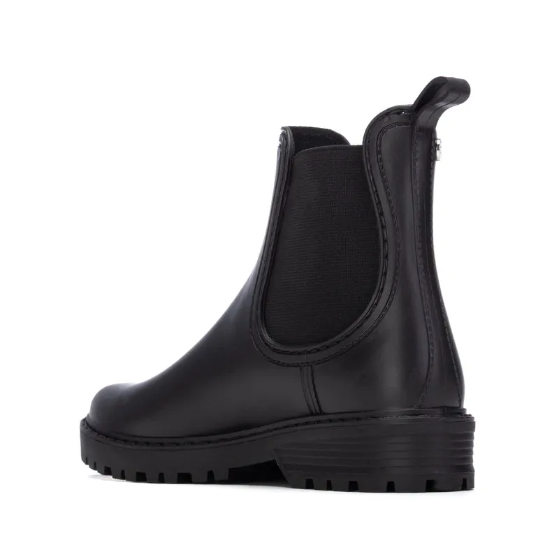 MUJER BOTIN AGUA MEDIO NOCHE