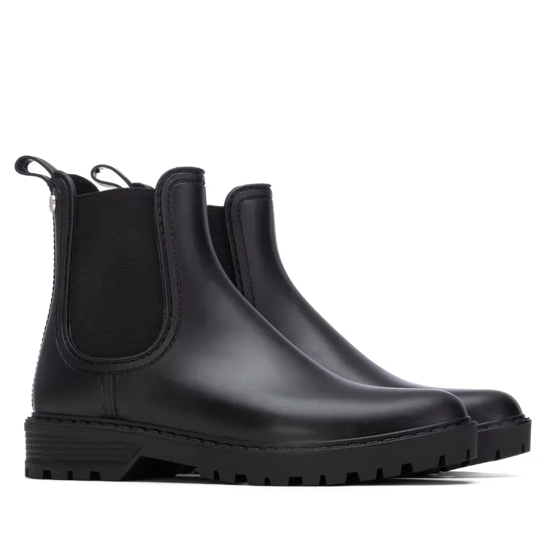 MUJER BOTIN AGUA MEDIO NOCHE