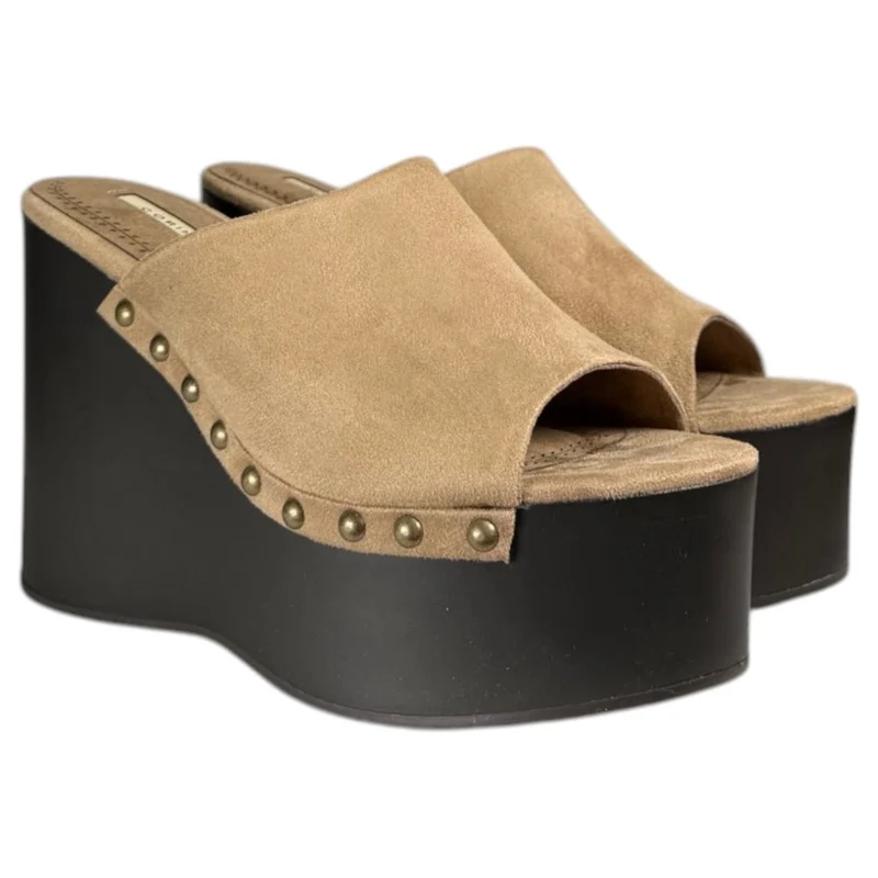 Zuecos Corina Cuña Tachas M6368 Arena