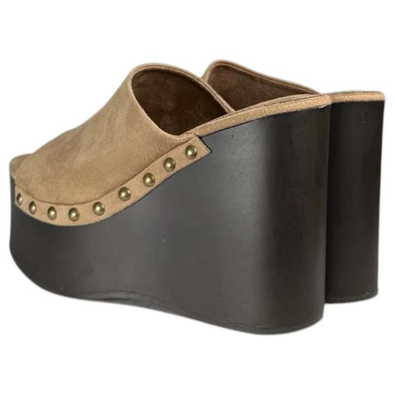 Zuecos Corina Cuña Tachas M6368 Arena