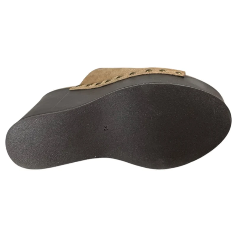 Zuecos Corina Cuña Tachas M6368 Arena