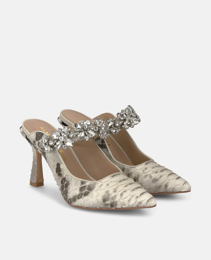 ZAPATO DE TACÓN DESTALONADO DE CHAROL