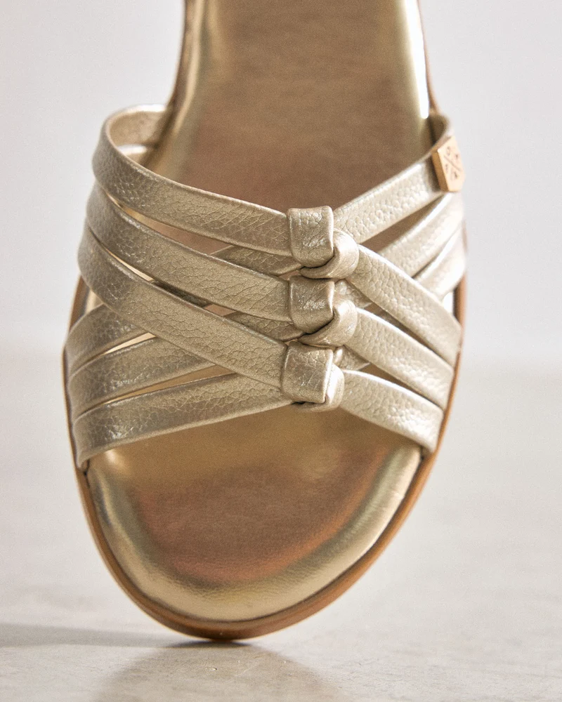 Sandalia Malvas Laminado Oro