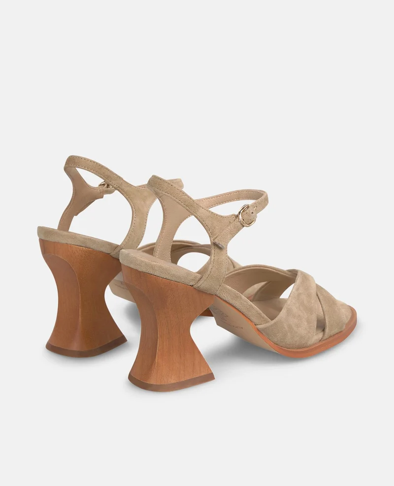 SANDALIA CON TACON DE MADERA