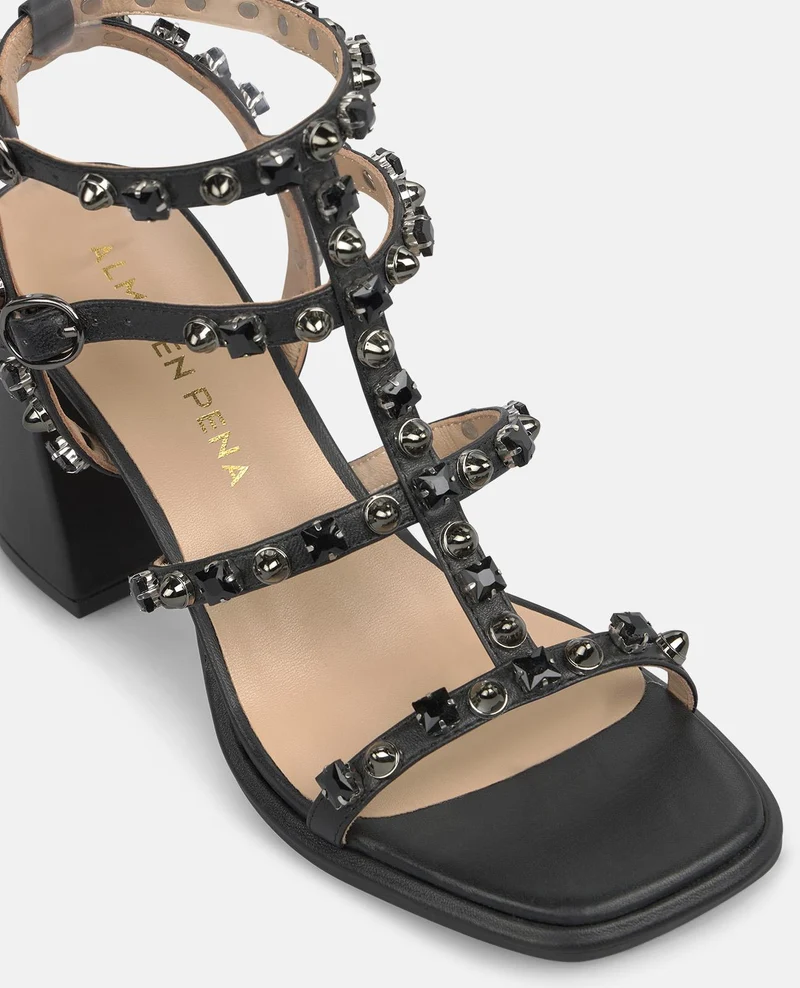 SANDALIA CON TACHAS EN LAS TIRAS