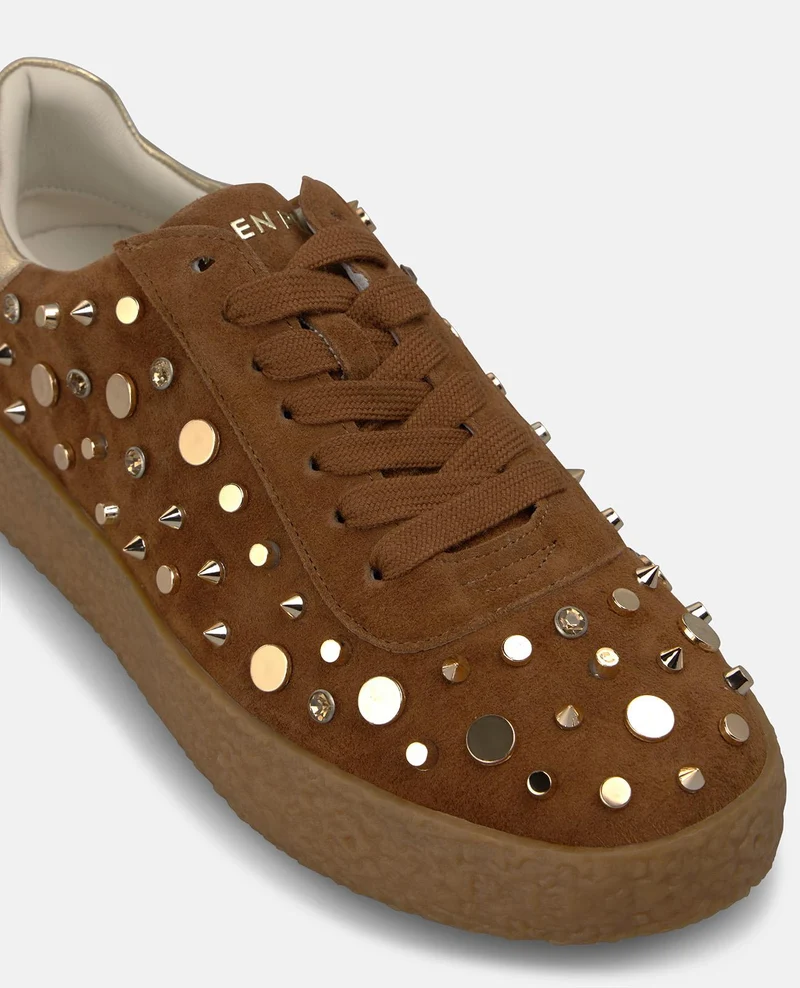 DEPORTIVA DE ANTE CON TACHAS METÁLICAS