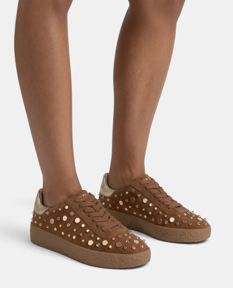 DEPORTIVA DE ANTE CON TACHAS METÁLICAS