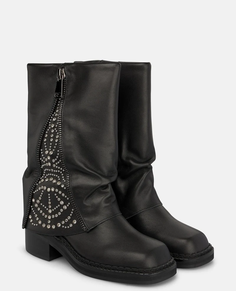 BOTA DE NAPA CON TACHAS METÁLICAS