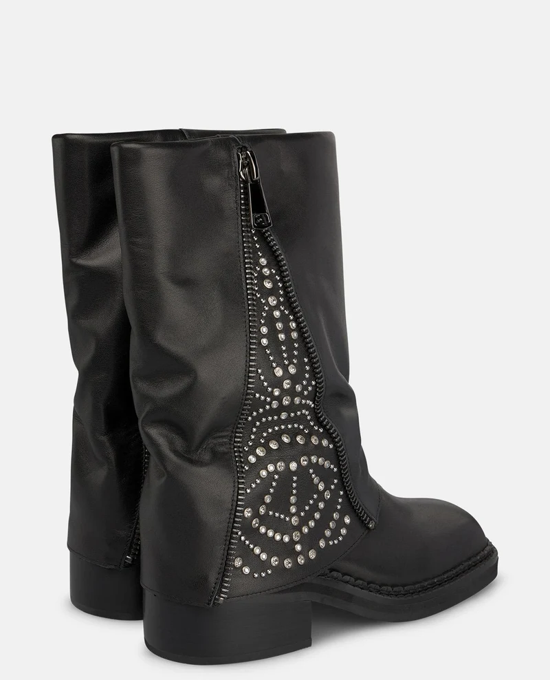 BOTA DE NAPA CON TACHAS METÁLICAS