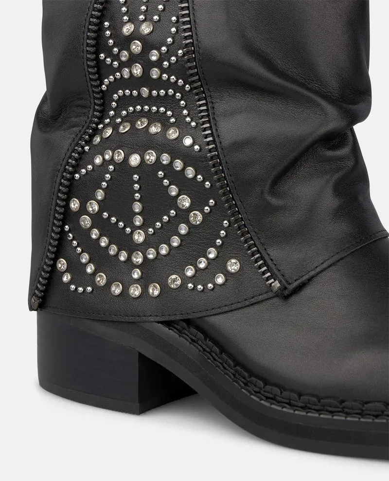 BOTA DE NAPA CON TACHAS METÁLICAS
