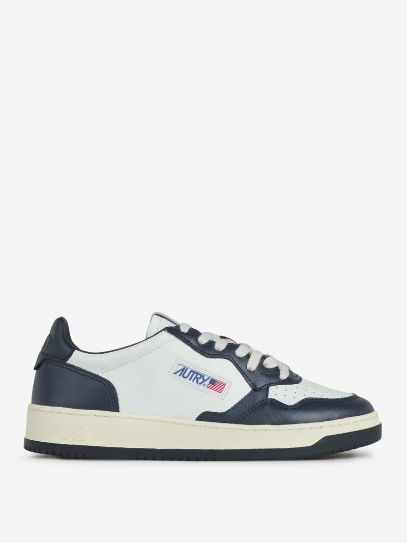Sneakers Medalist Action