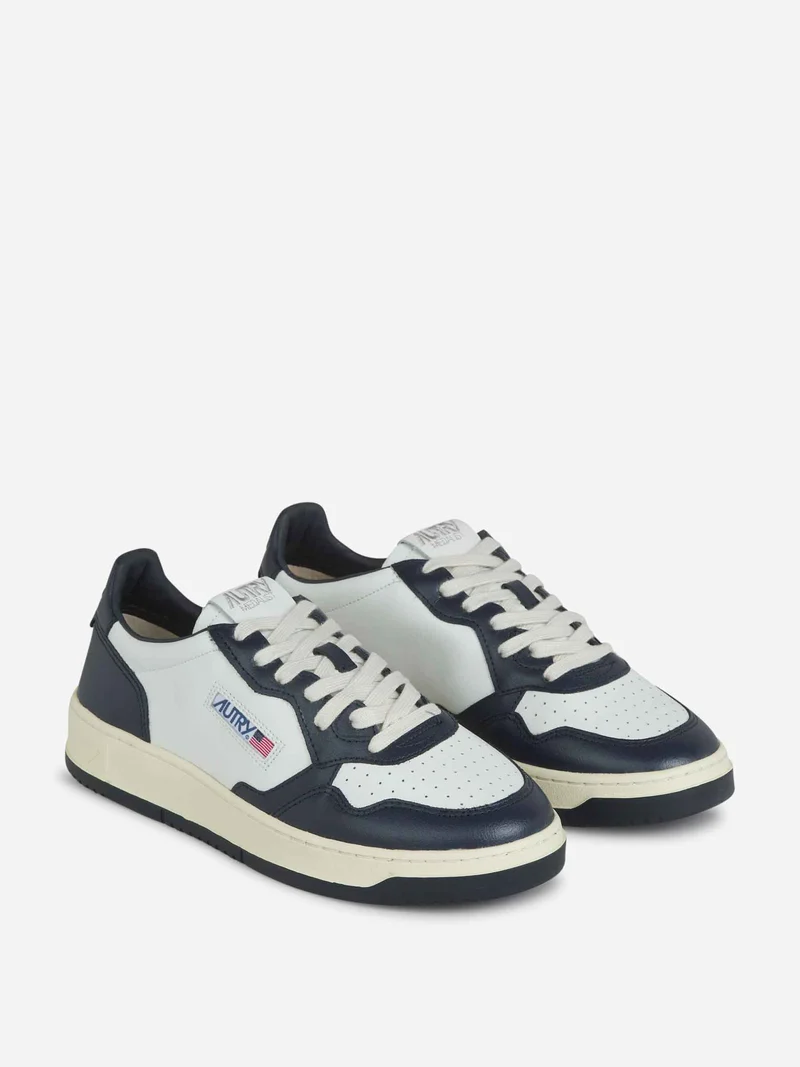 Sneakers Medalist Action