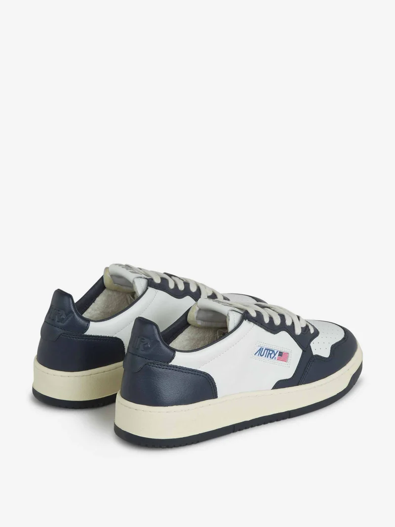 Sneakers Medalist Action