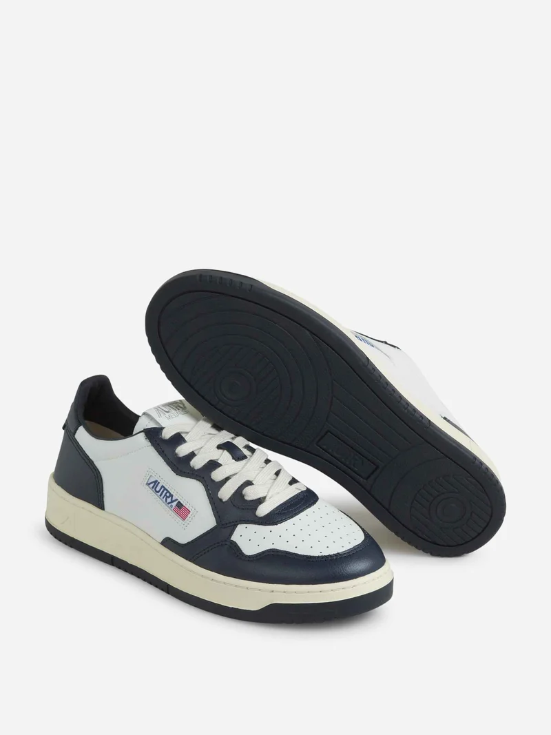 Sneakers Medalist Action