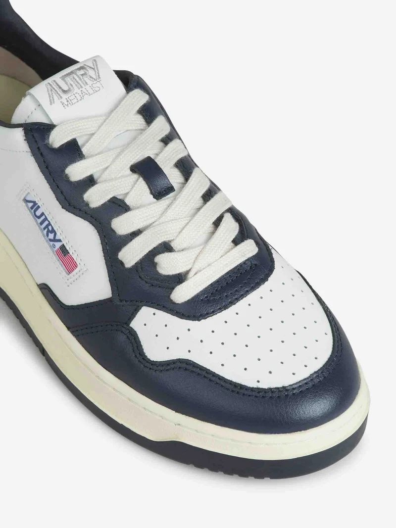 Sneakers Medalist Action
