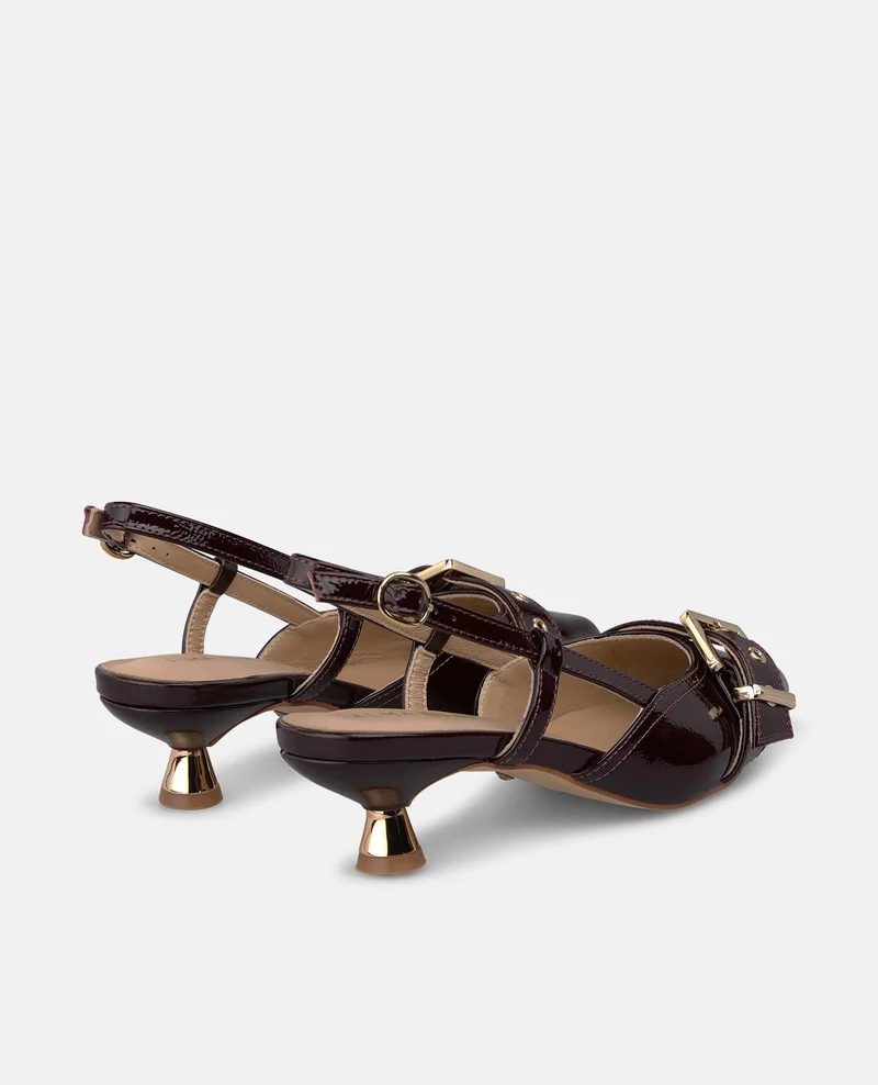 ZAPATO DESTALONADO DE CHAROL CON HEBILLA