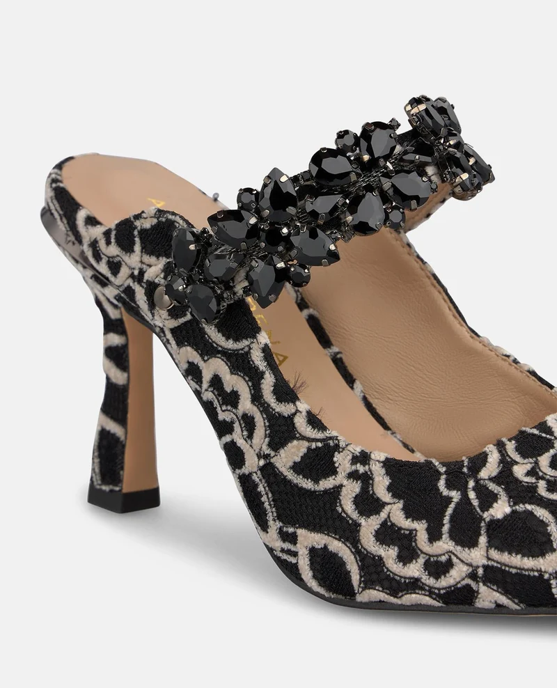 ZAPATO DE TACÓN DESTALONADO DE CHAROL