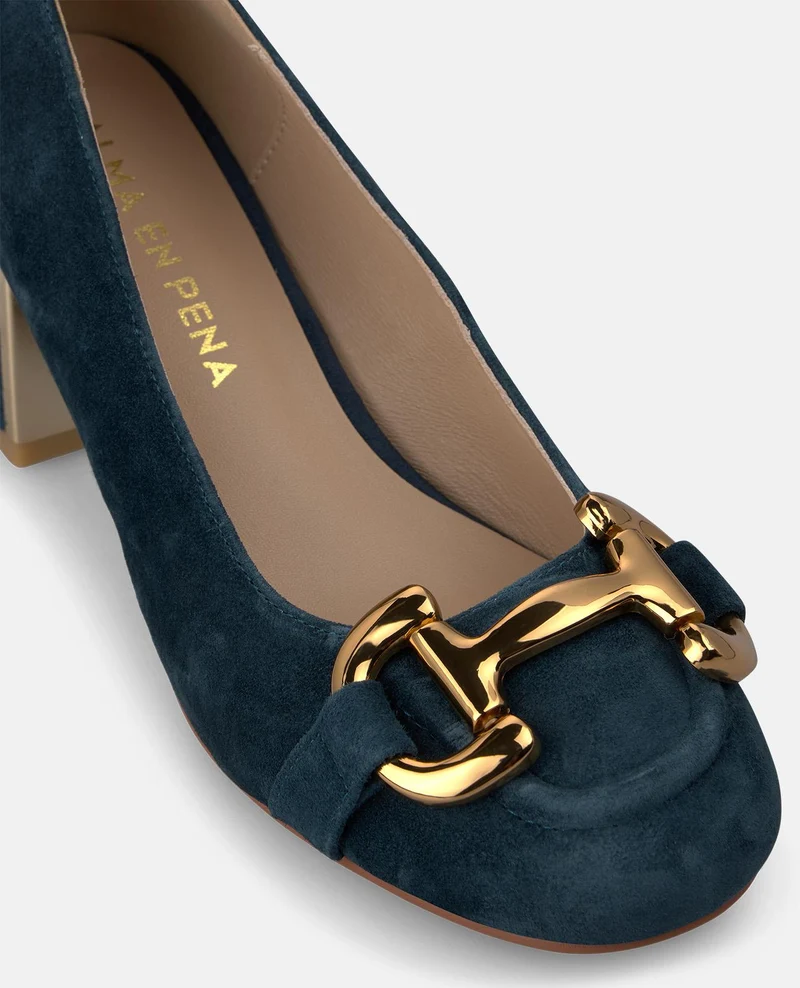 ZAPATO DE ANTE CON ADORNO METÁLICO
