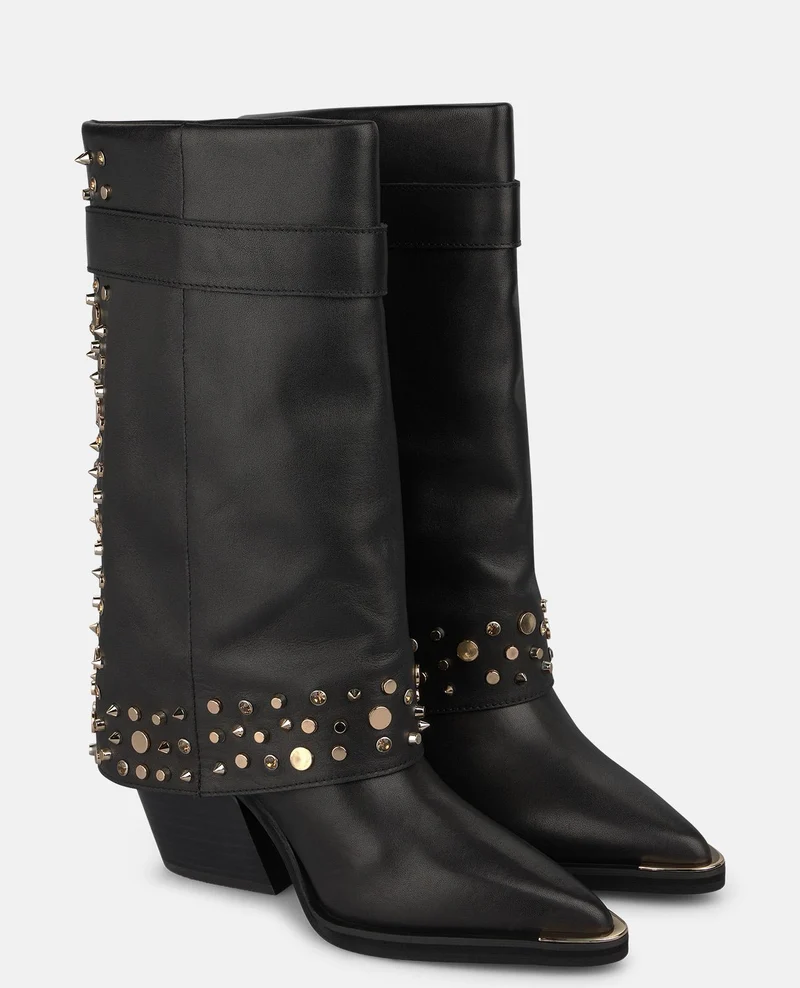 BOTA DE PIEL CON TACHAS METÁLICAS