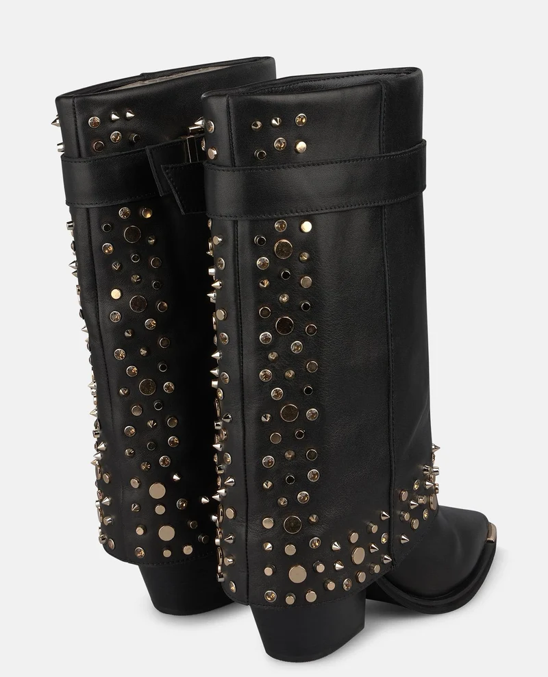BOTA DE PIEL CON TACHAS METÁLICAS