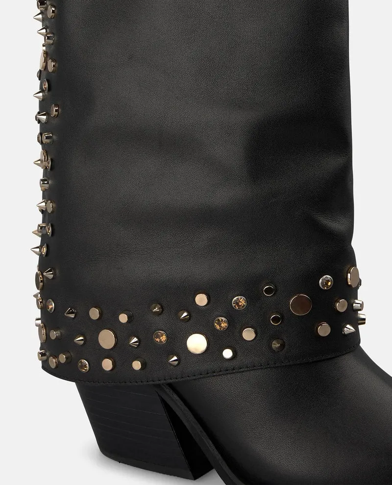 BOTA DE PIEL CON TACHAS METÁLICAS