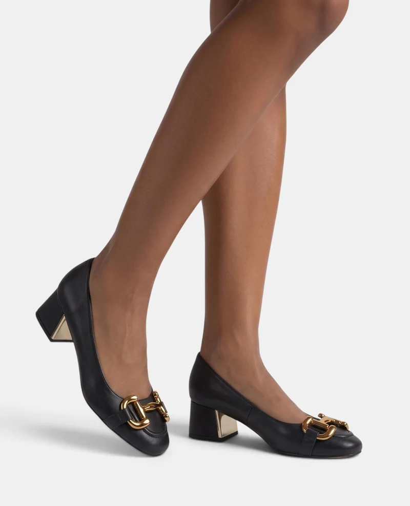 ZAPATO DE NAPA CON ADORNO METÁLICO
