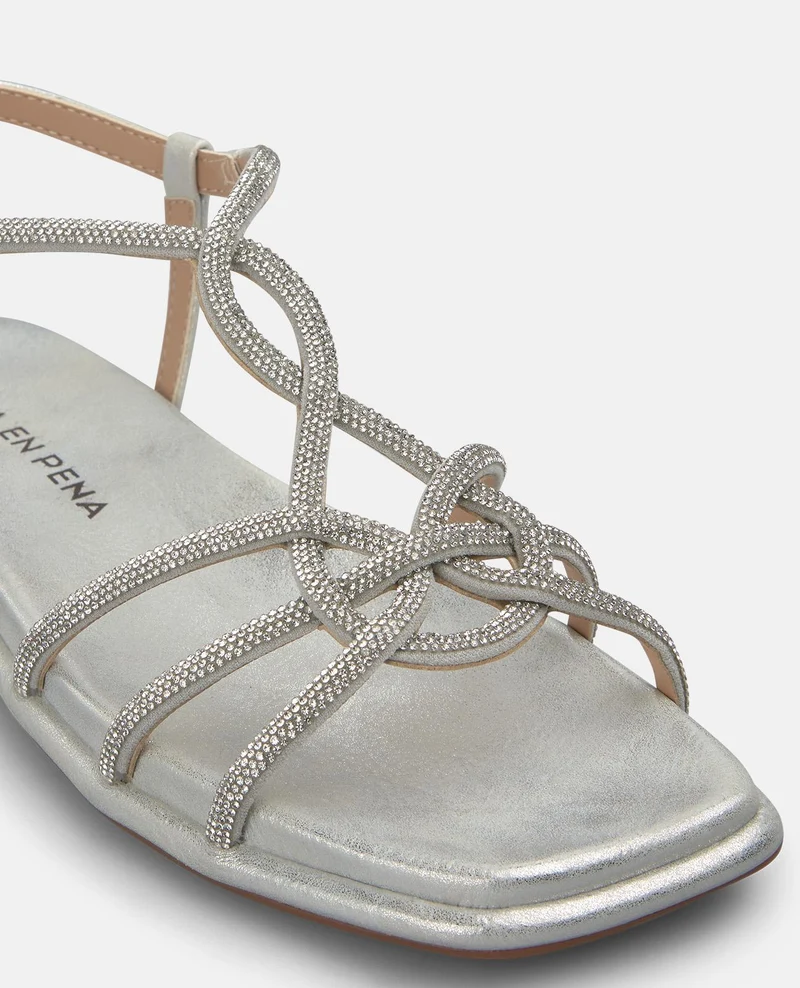 SANDALIA PLANA CON TIRAS METALICAS