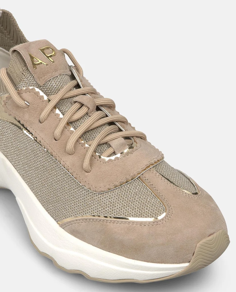 DEPORTIVO PLATAFORMA CON DETALLES METALICOS