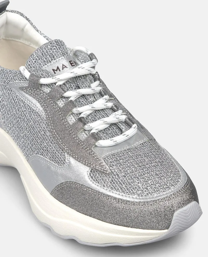 DEPORTIVA CON PLATAFORMA DETALLES METALICOS
