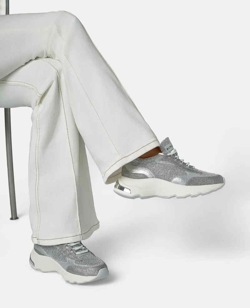 DEPORTIVA CON PLATAFORMA DETALLES METALICOS