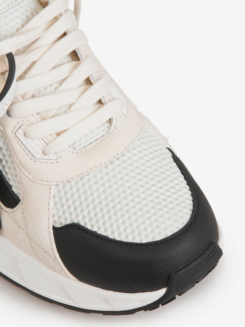 Sneakers Kick Off