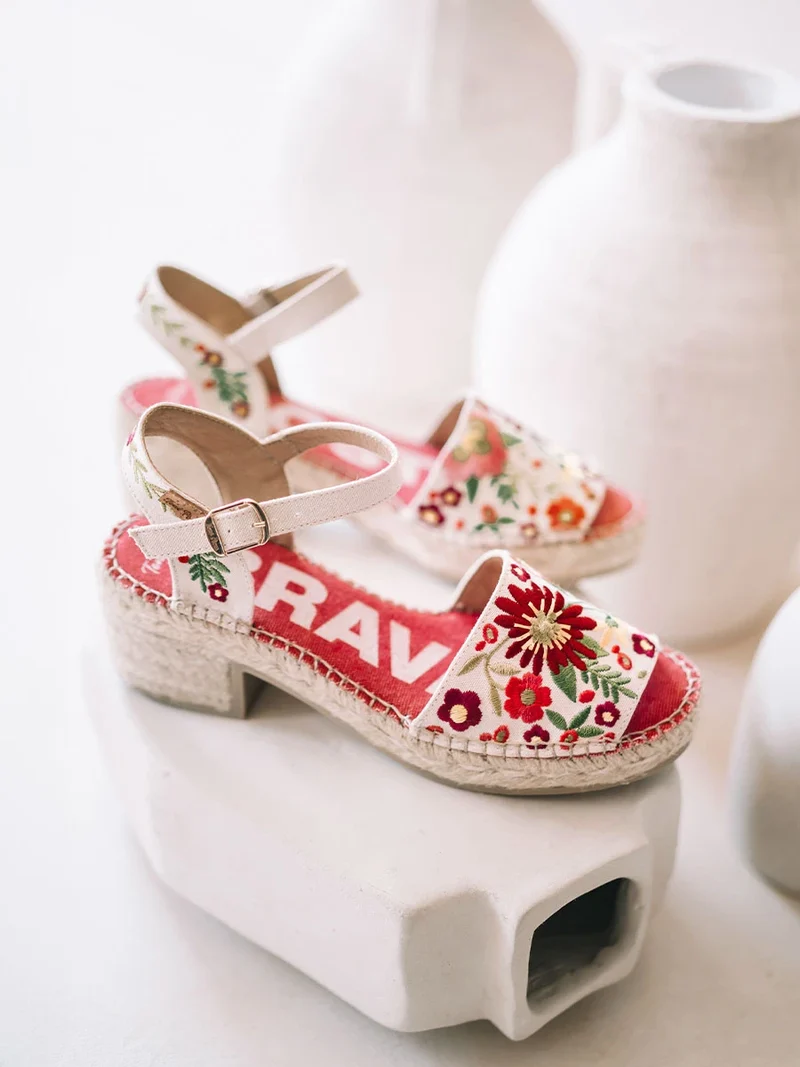 Alpargata de mujer con tacón bajo y bordado floral | TAMARIU