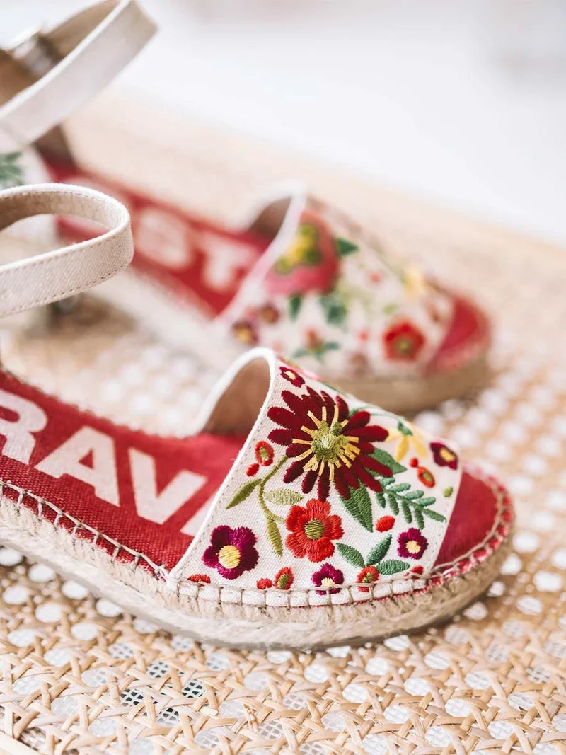 Alpargata de mujer con tacón bajo y bordado floral | TAMARIU